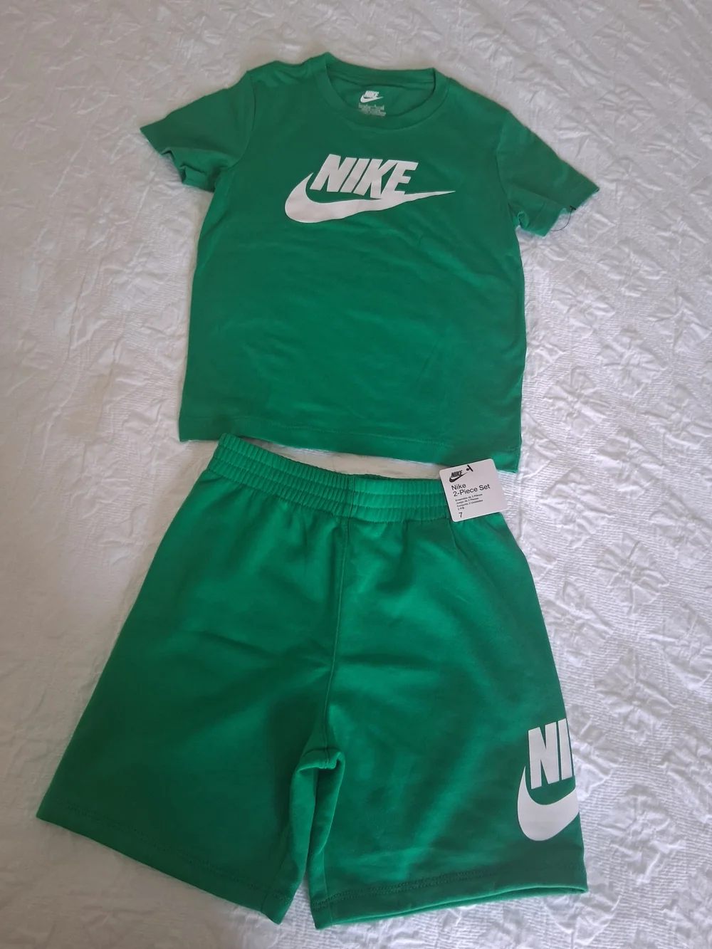 Nike Boys Green 2-Piece Shirt and Shorts Set Size 7 - Picture 1 of 9